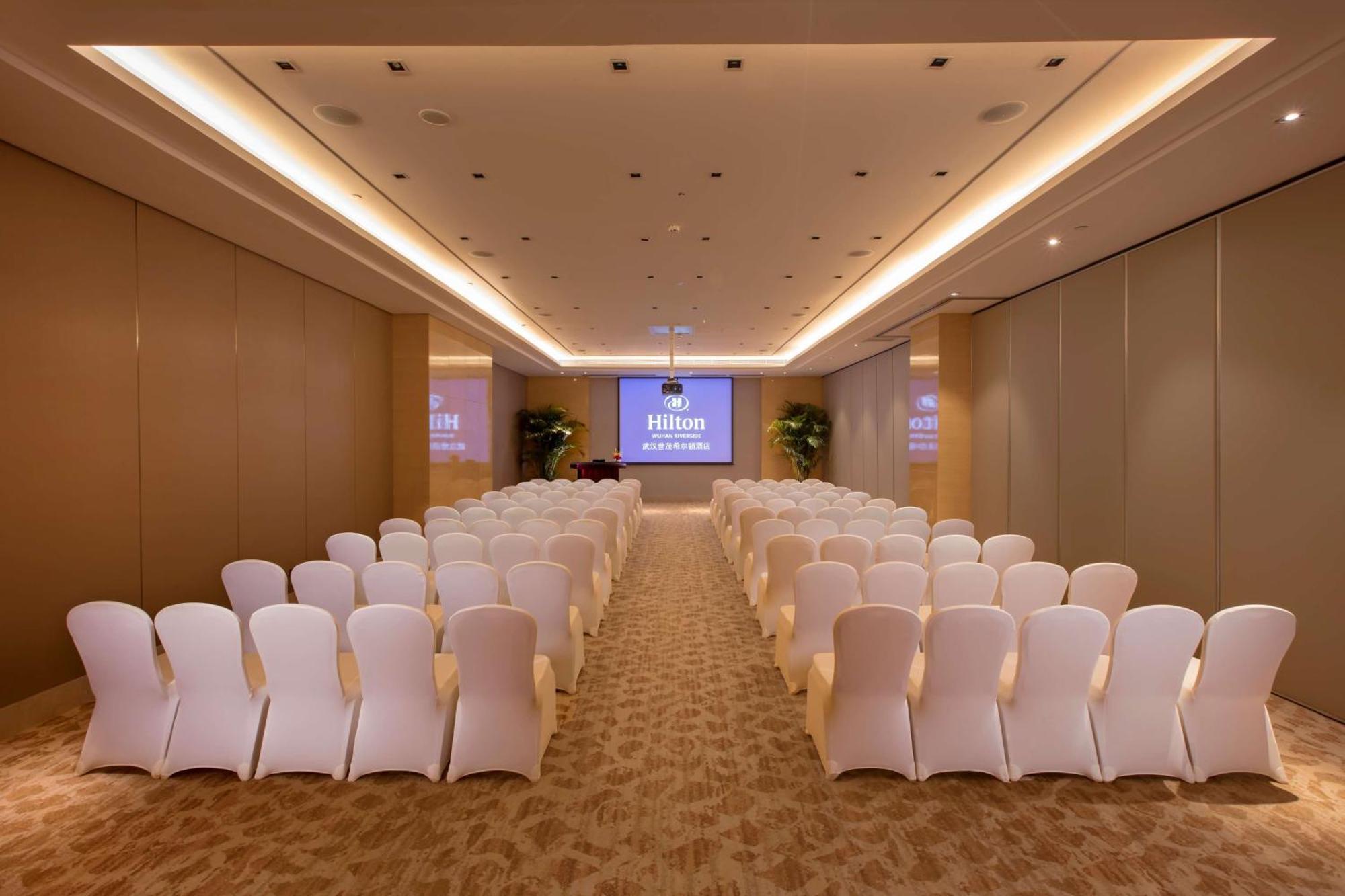 Hilton Wuhan Yangtze Riverside Exterior foto