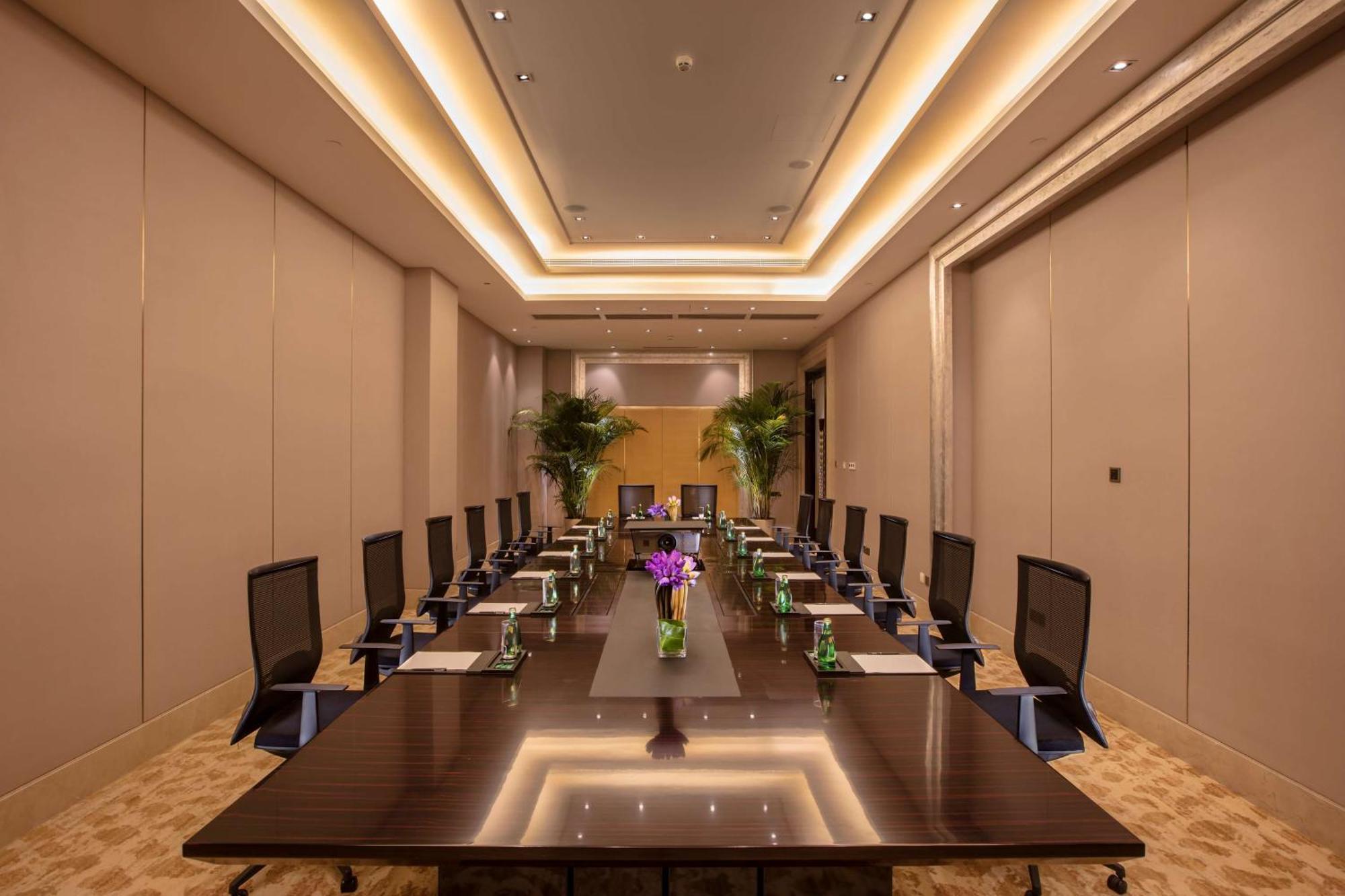 Hilton Wuhan Yangtze Riverside Exterior foto