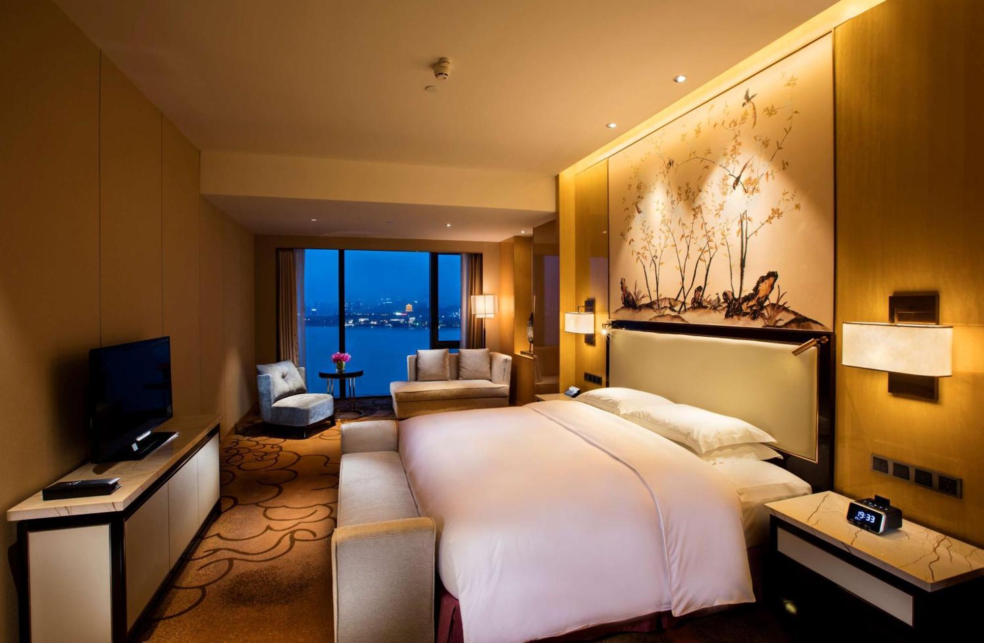 Hilton Wuhan Yangtze Riverside Exterior foto