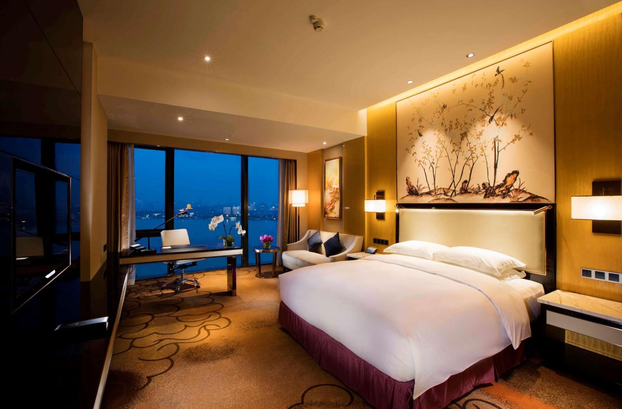 Hilton Wuhan Yangtze Riverside Exterior foto