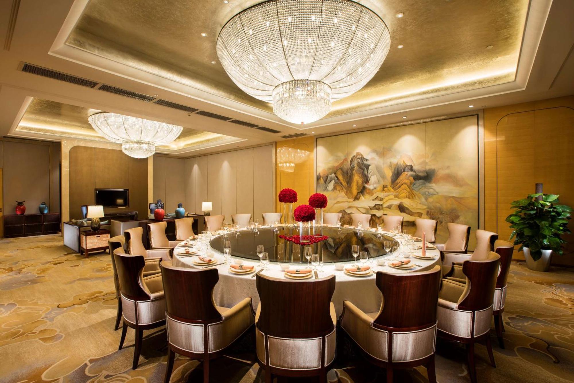 Hilton Wuhan Yangtze Riverside Exterior foto
