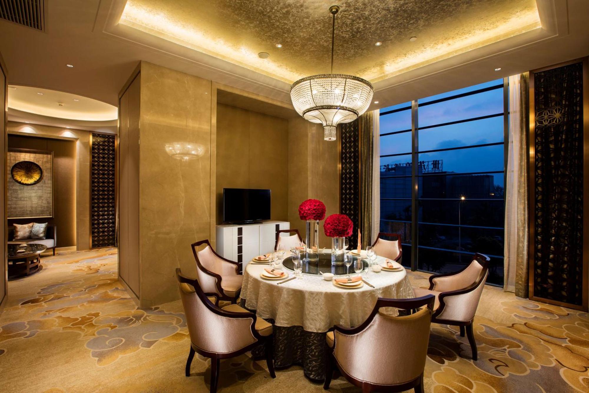 Hilton Wuhan Yangtze Riverside Exterior foto