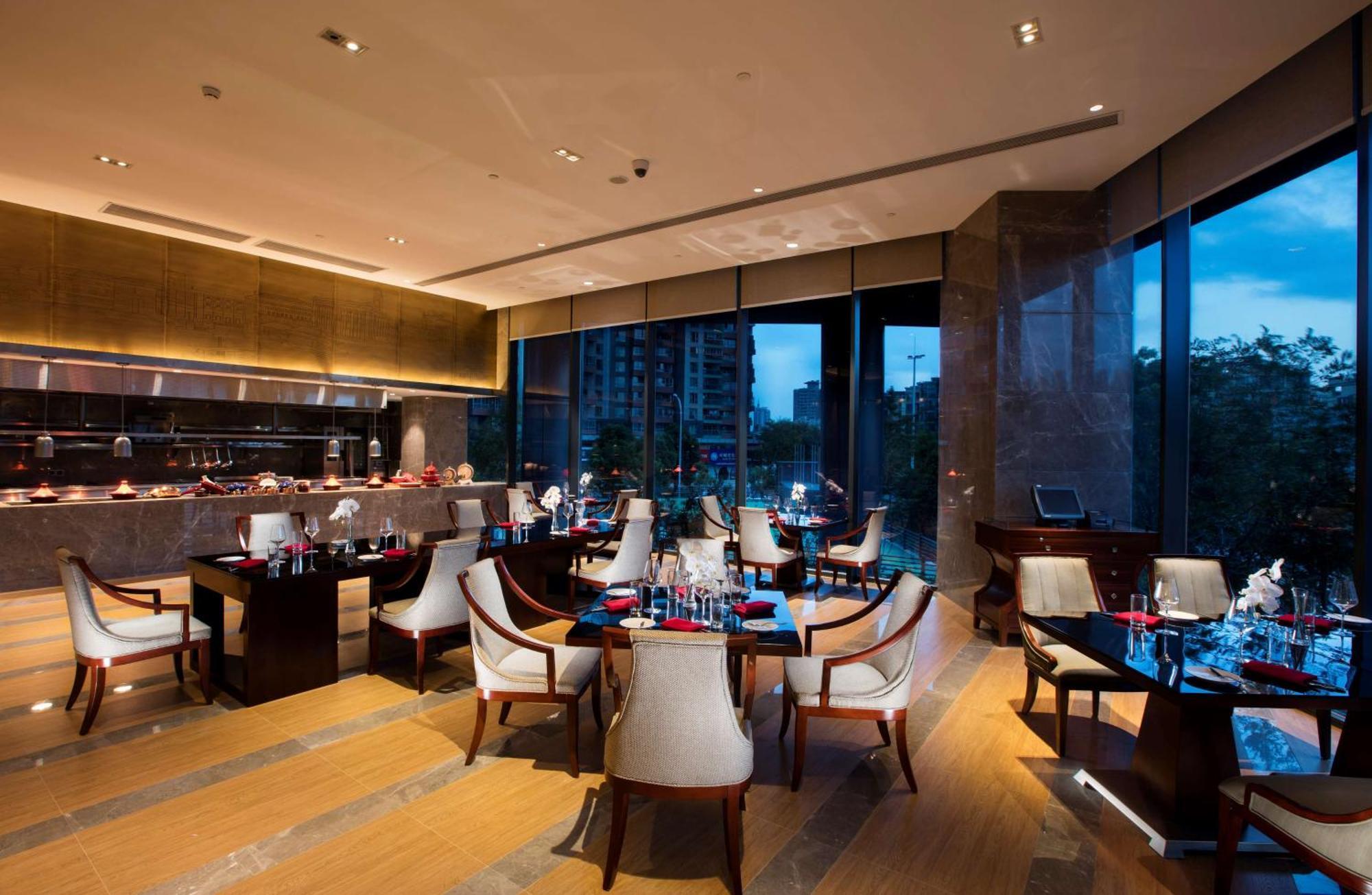 Hilton Wuhan Yangtze Riverside Exterior foto
