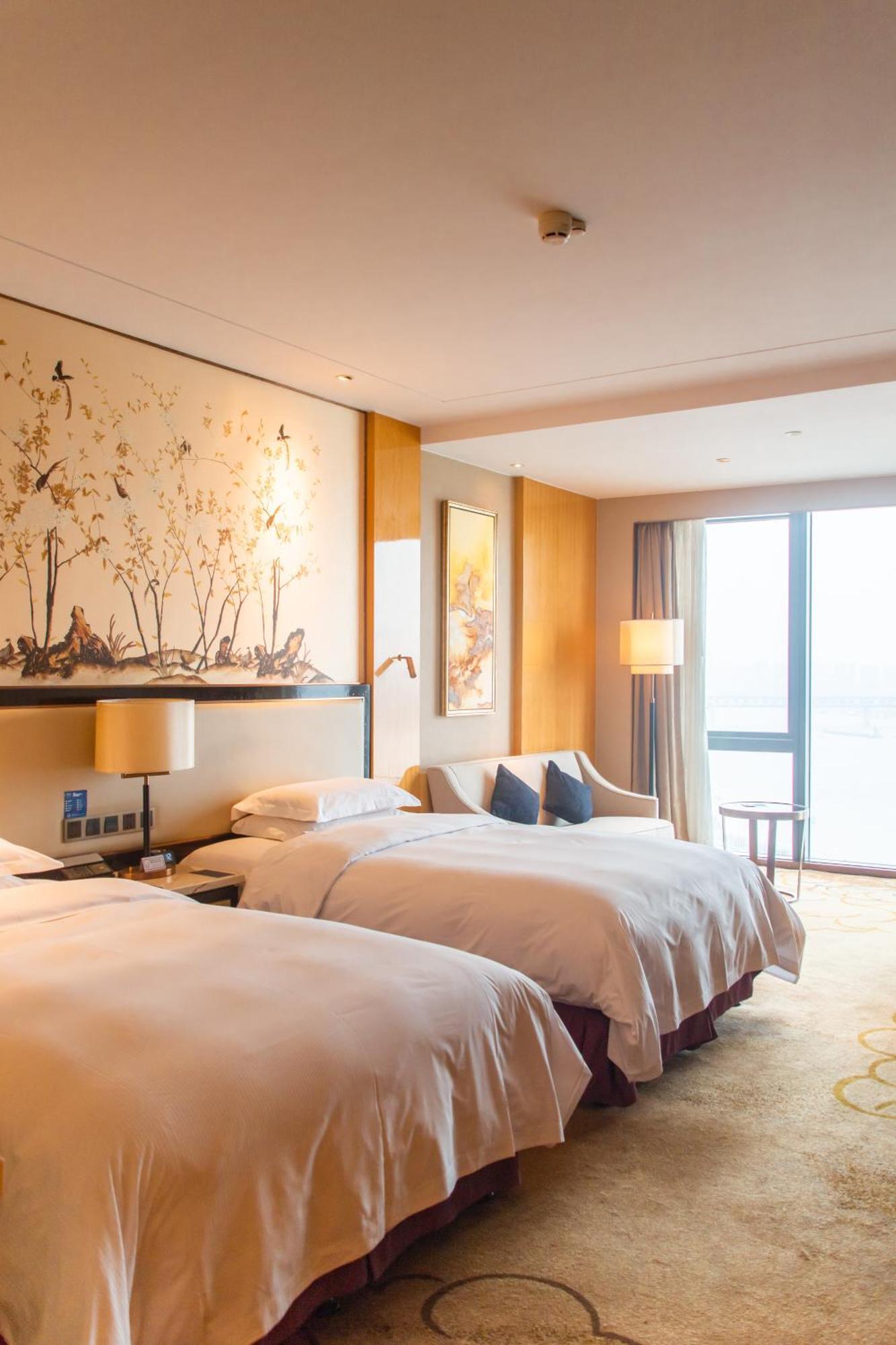 Hilton Wuhan Yangtze Riverside Exterior foto