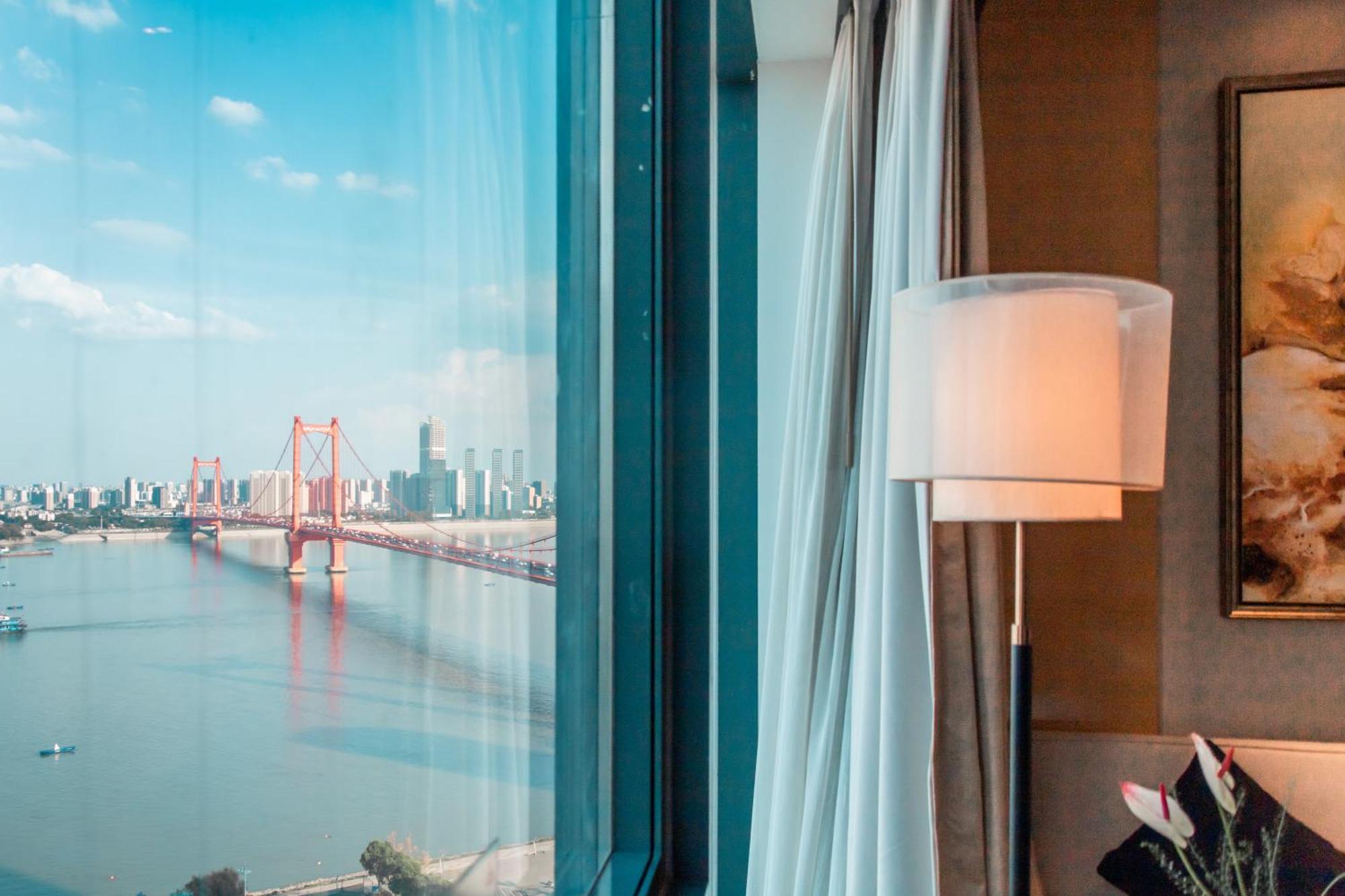 Hilton Wuhan Yangtze Riverside Exterior foto