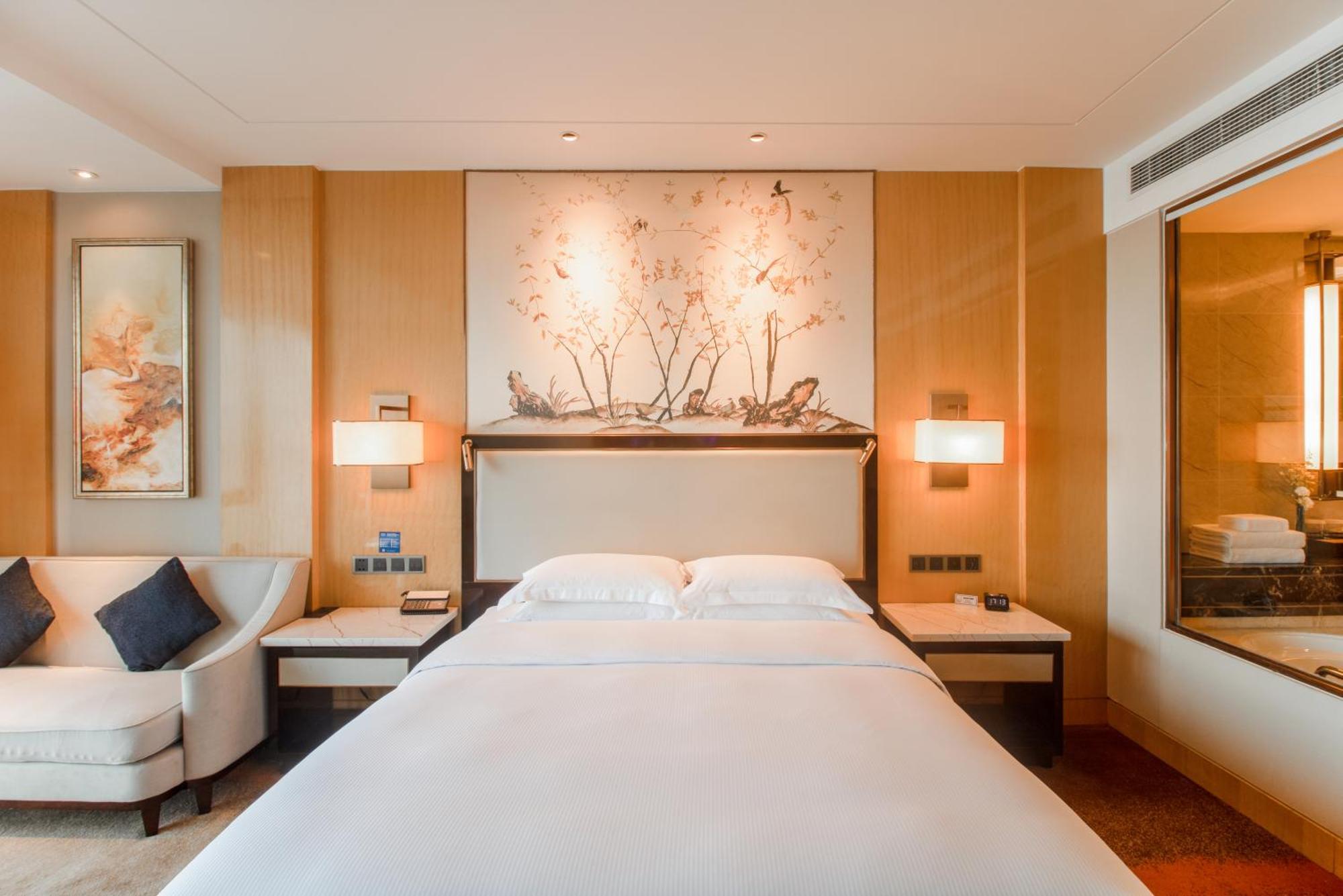 Hilton Wuhan Yangtze Riverside Exterior foto